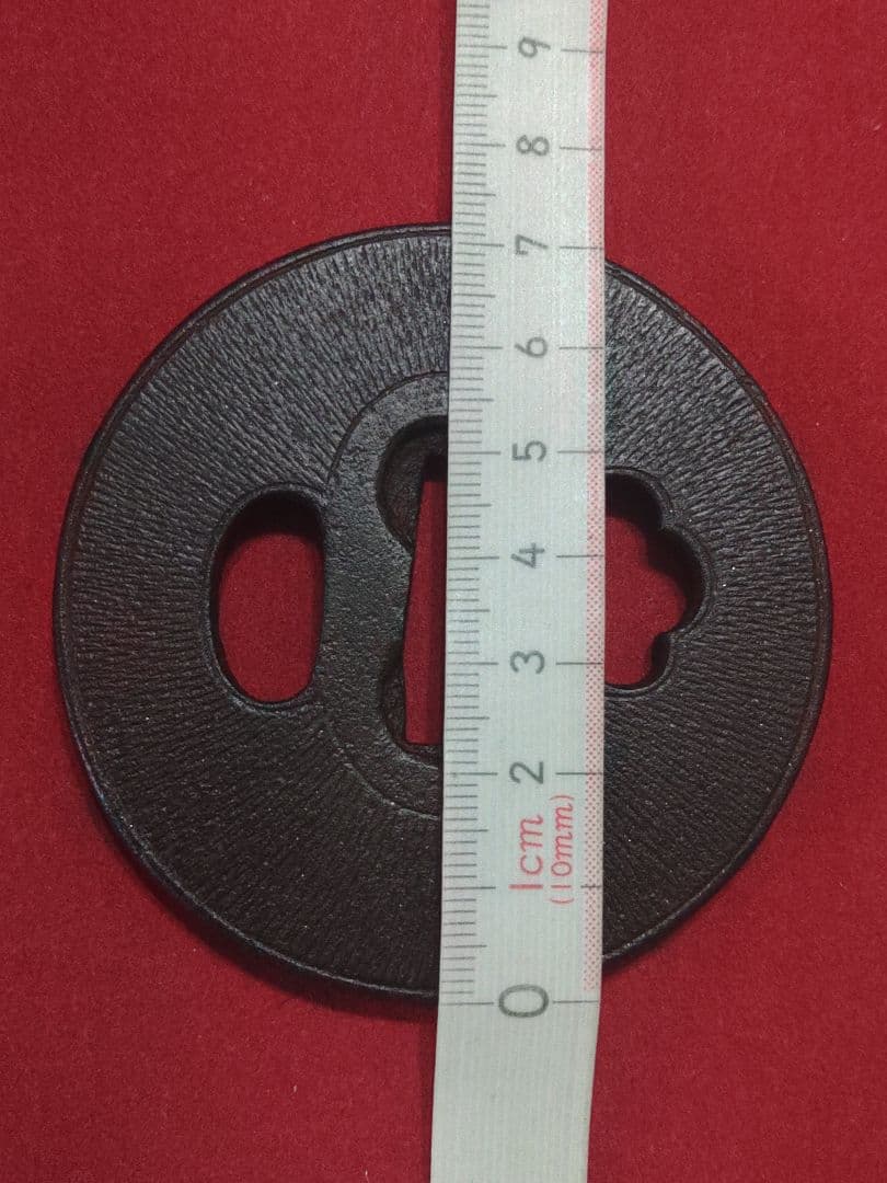 円形鍔　毛彫り　覆輪？　武具　ツバ　かわいい鍔　厚手つば　鉄製　刀装具