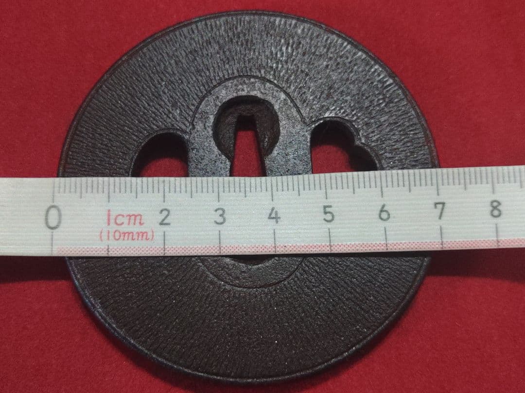 円形鍔　毛彫り　覆輪？　武具　ツバ　かわいい鍔　厚手つば　鉄製　刀装具