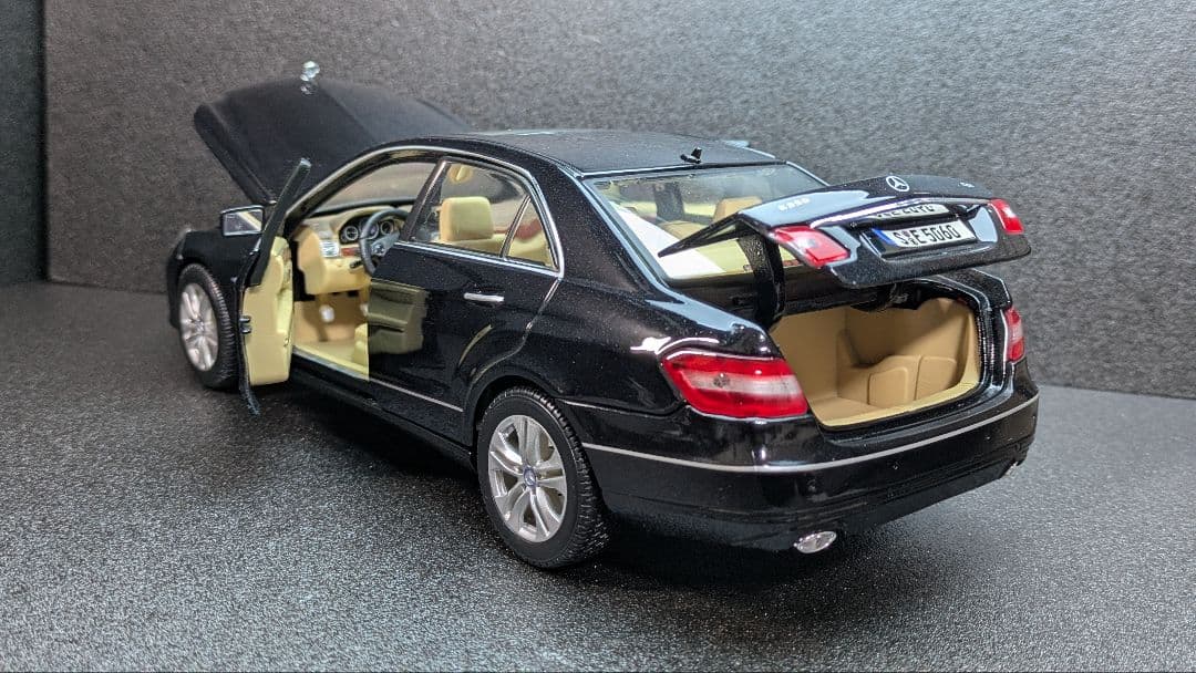 マイスト　maisto　1/18　メルセデスベンツ　Eクラス E-klass
