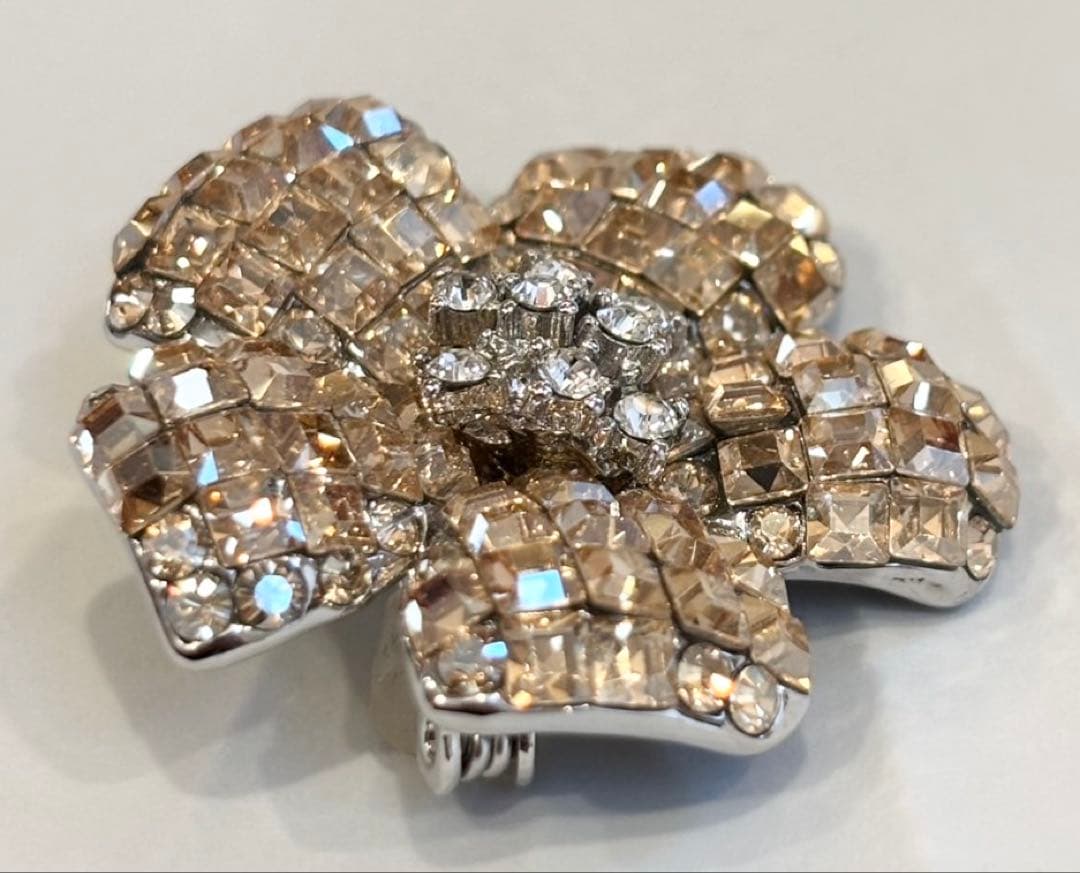 ナナ　美品　foxey フォクシー　ブローチ