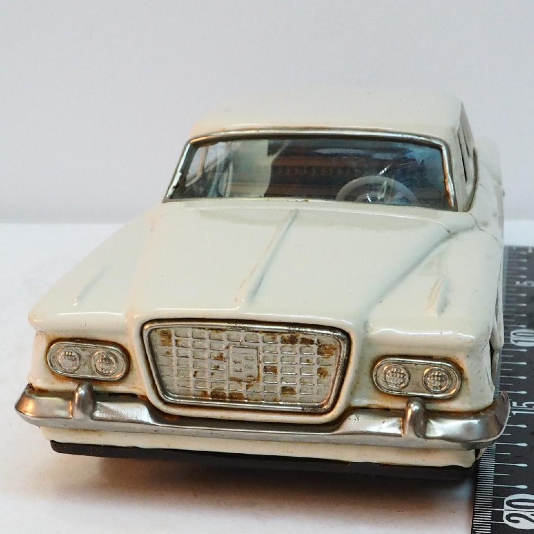 萬代屋【クライスラー バリアント セダン白】ブリキtin toy car【箱無】