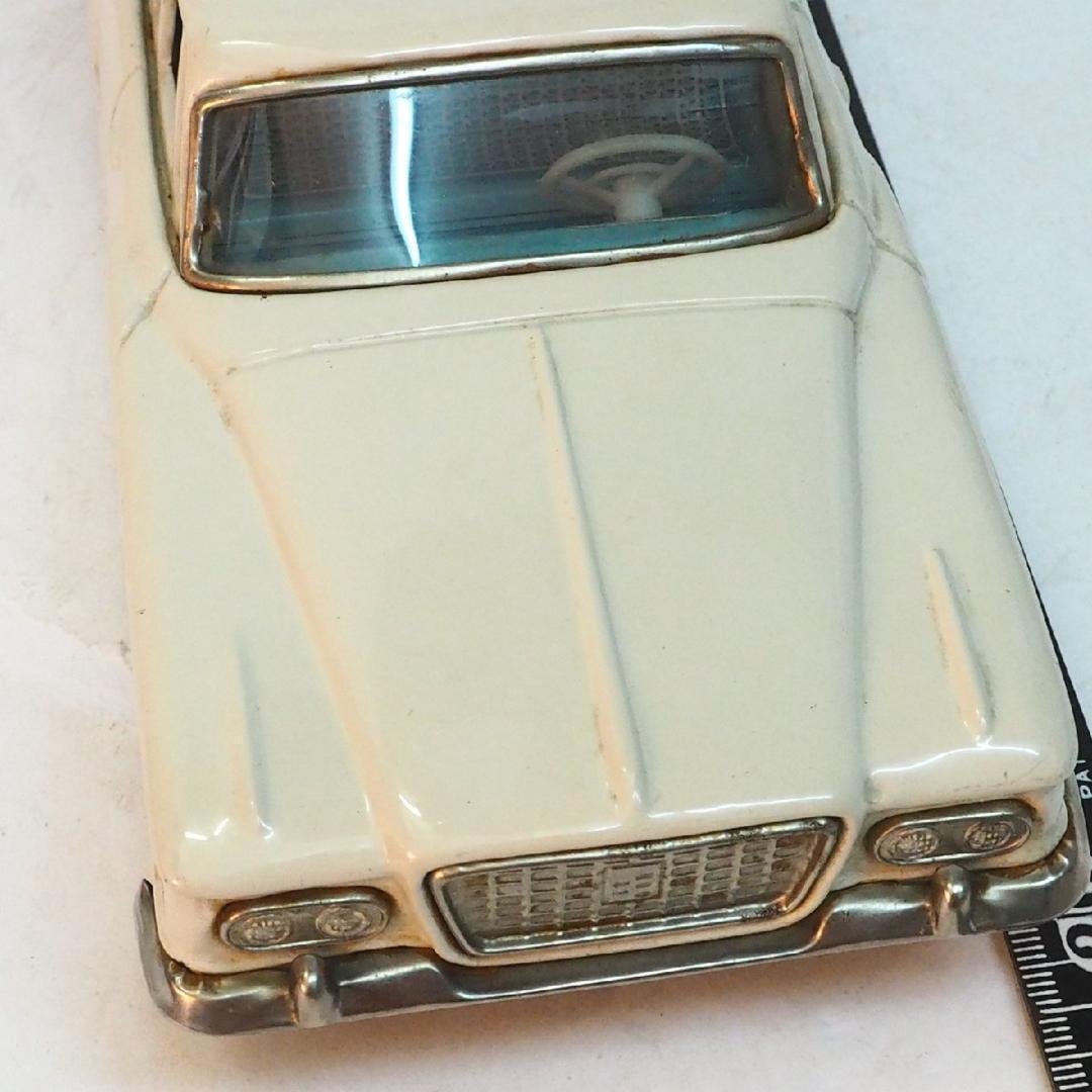 萬代屋【クライスラー バリアント セダン白】ブリキtin toy car【箱無】