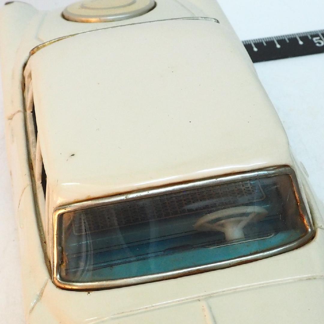 萬代屋【クライスラー バリアント セダン白】ブリキtin toy car【箱無】