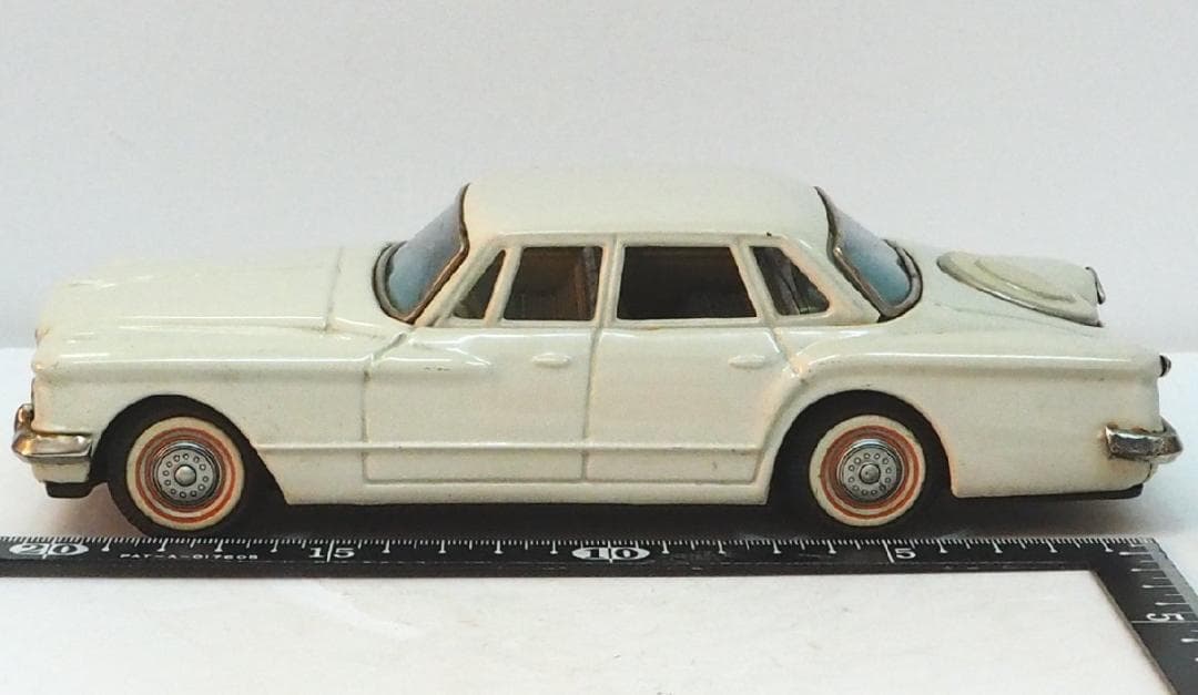 萬代屋【クライスラー バリアント セダン白】ブリキtin toy car【箱無】