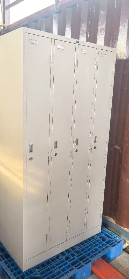 愛知発　UCHIDA　スチール製 ロッカー 4人用　傘立て・鏡・鍵付き