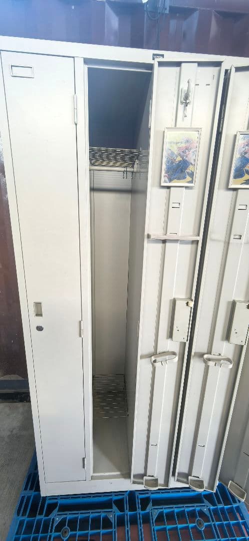 愛知発　UCHIDA　スチール製 ロッカー 4人用　傘立て・鏡・鍵付き