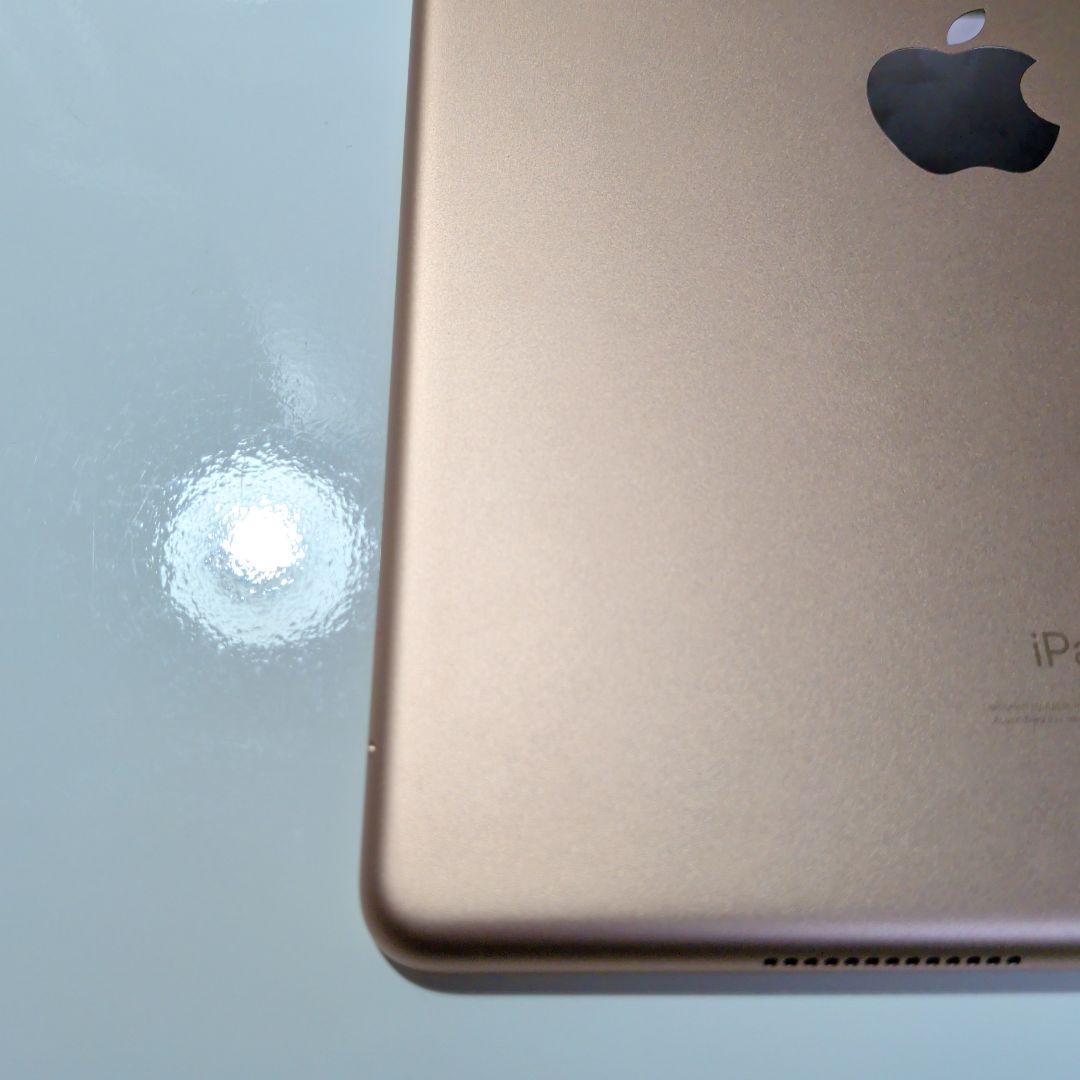 Apple iPad　第8世代　128GB　ゴールド　充電ケーブル付き