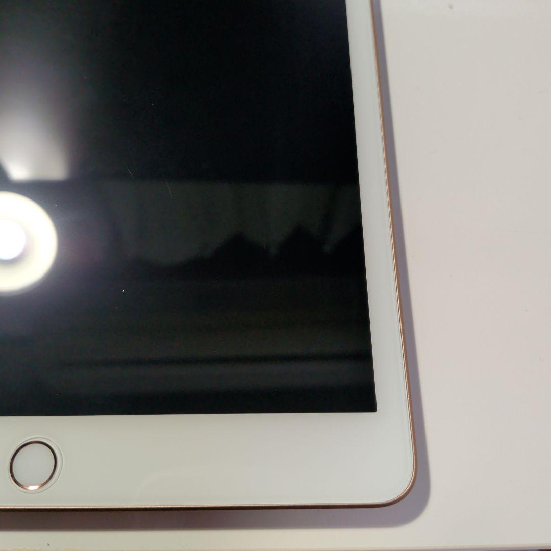 Apple iPad　第8世代　128GB　ゴールド　充電ケーブル付き