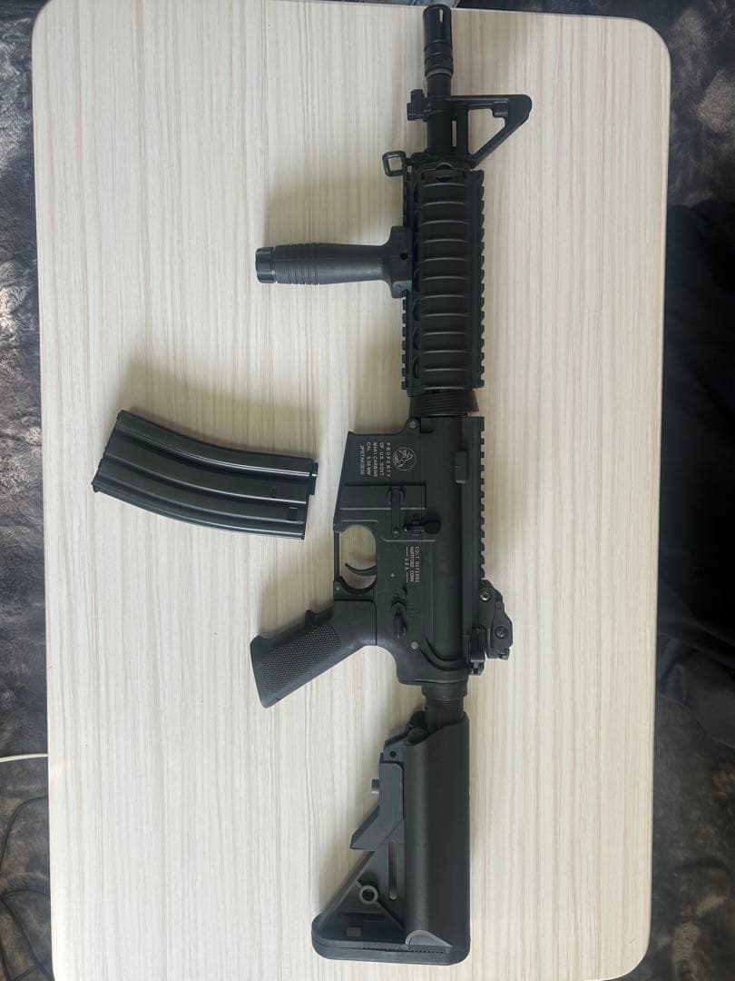 18禁　電動ガン ブラック マガジン付き