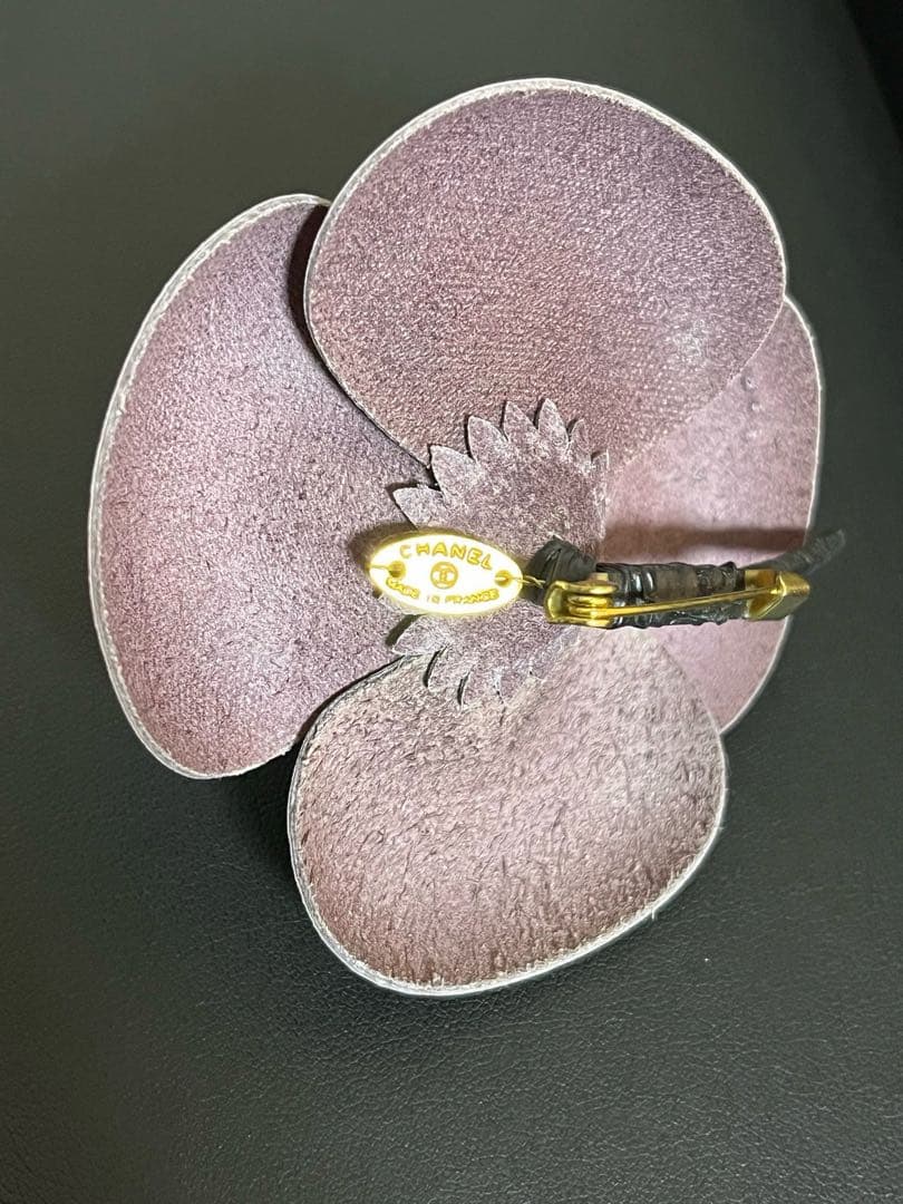 シャネルブローチ ブラウンレザー ケース付き 3EE80851661-0051