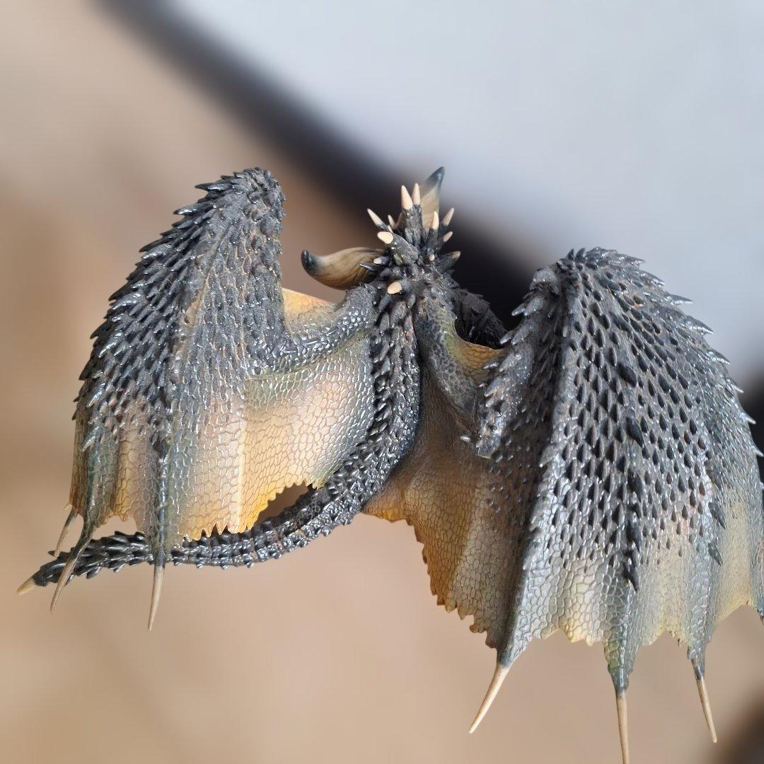 ドラゴンフィギュア 黒と黄色 約30cm