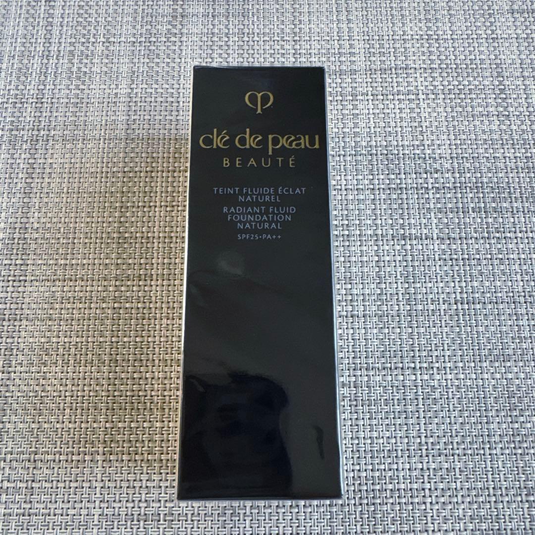 クレドポーボーテ　タンフリュイドエクラナチュレルオークル10 ファンデーション