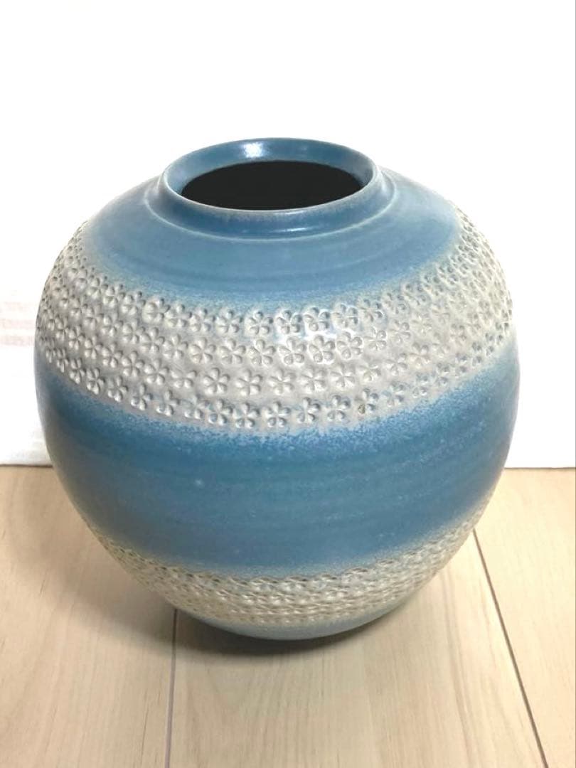 青釉点線文花生　青と白の花瓶 上部と下部に小さな花のような点線模様（象嵌）あり