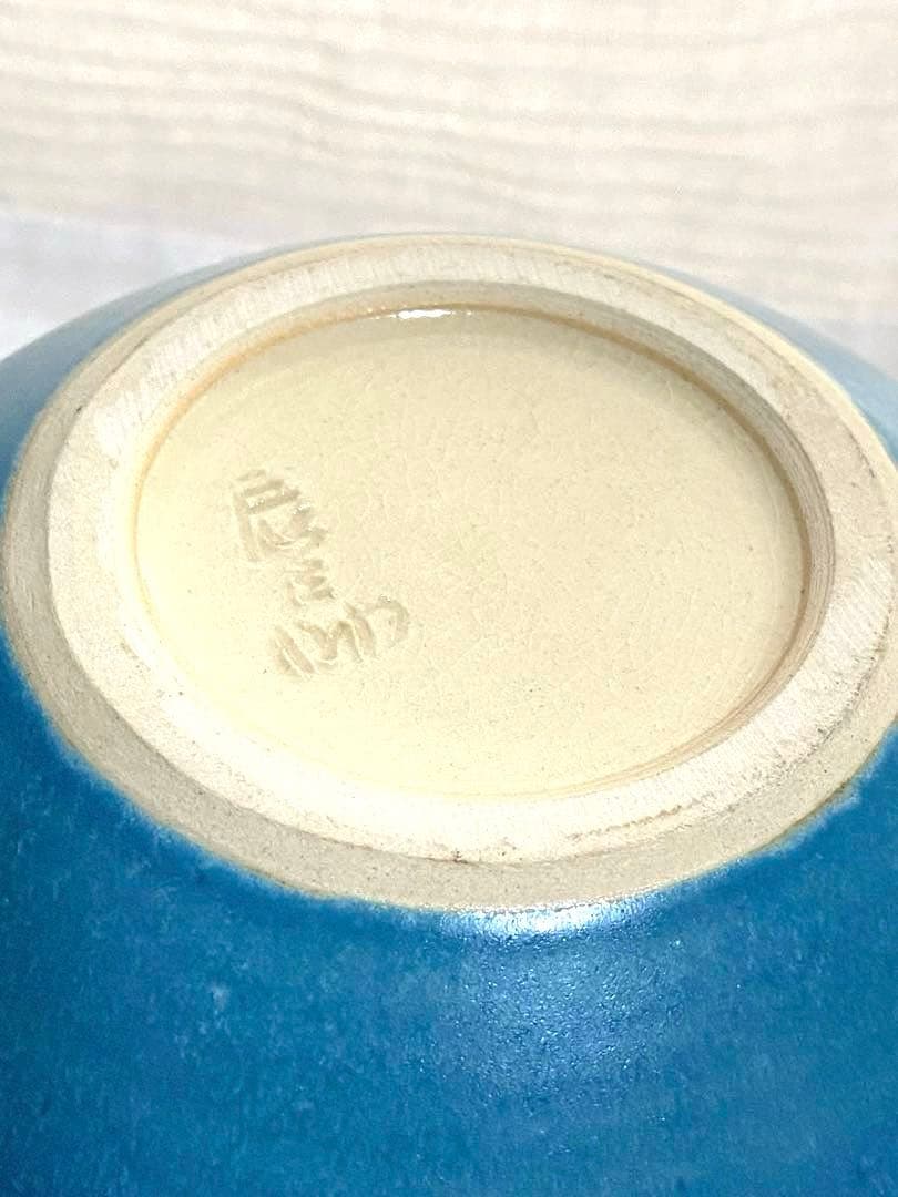 青釉点線文花生　青と白の花瓶 上部と下部に小さな花のような点線模様（象嵌）あり