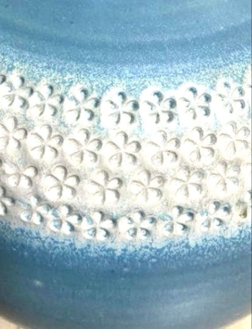 青釉点線文花生　青と白の花瓶 上部と下部に小さな花のような点線模様（象嵌）あり