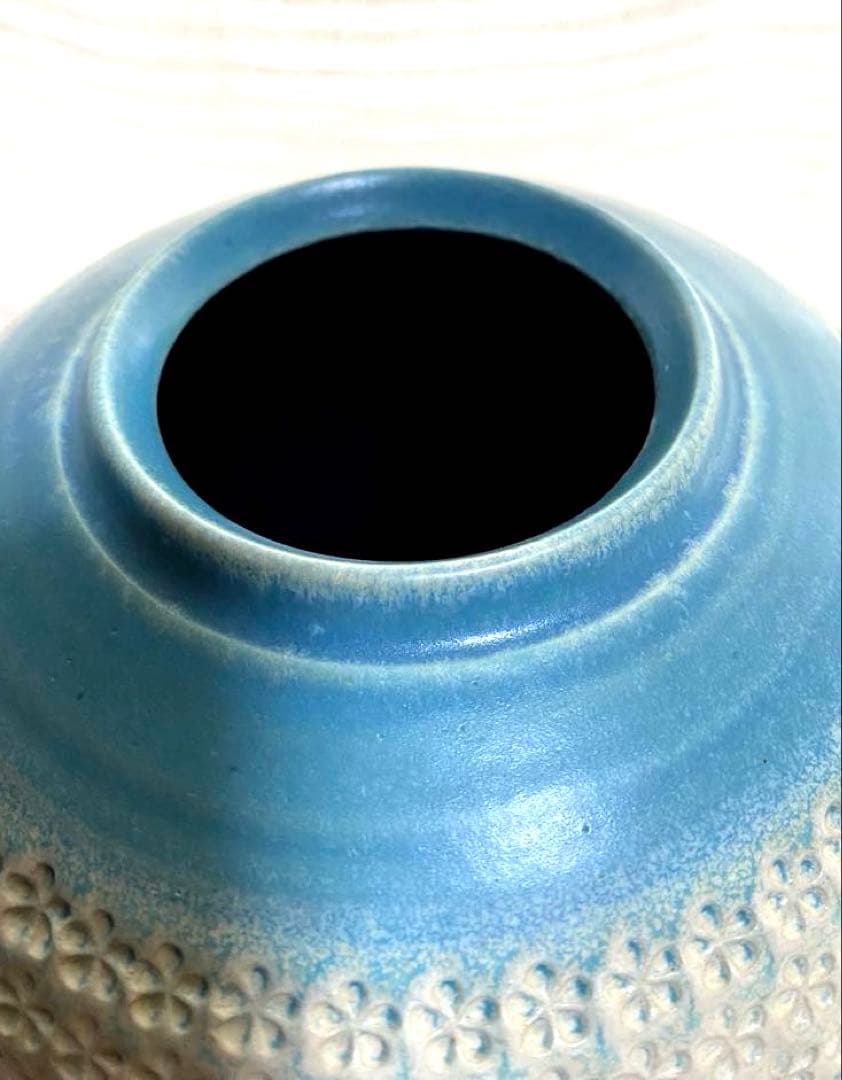 青釉点線文花生　青と白の花瓶 上部と下部に小さな花のような点線模様（象嵌）あり