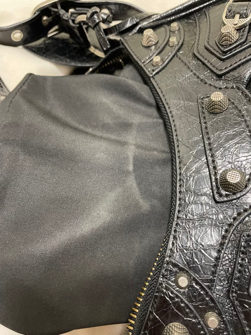 ブラック　レザー　ショルダーバッグ スタッズ