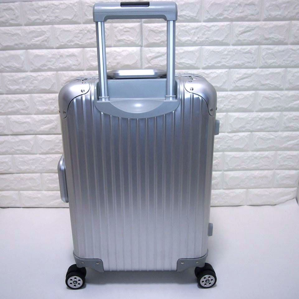 美品32L　BMW　四輪ホイール　アルミ　スーツケース　キャリーケース　シルバー