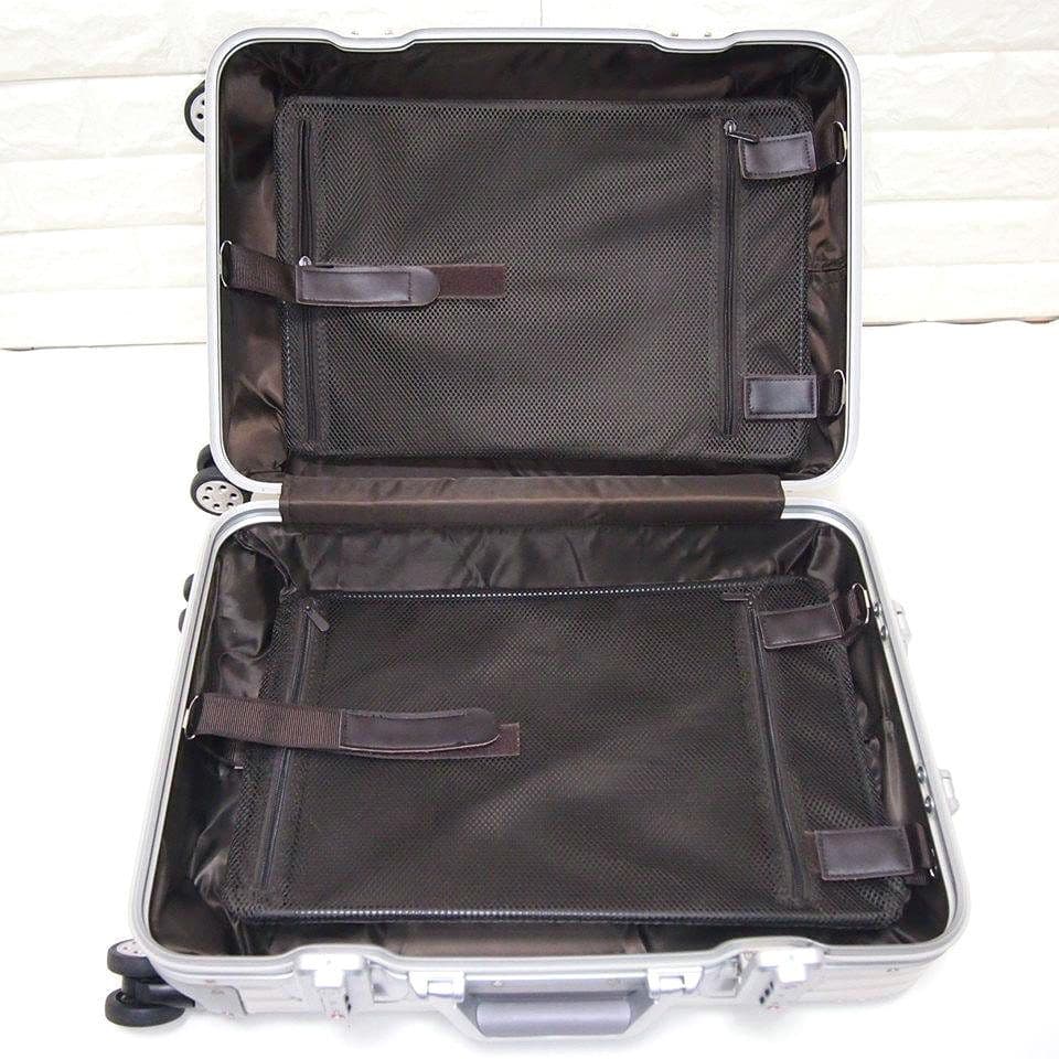 美品32L　BMW　四輪ホイール　アルミ　スーツケース　キャリーケース　シルバー