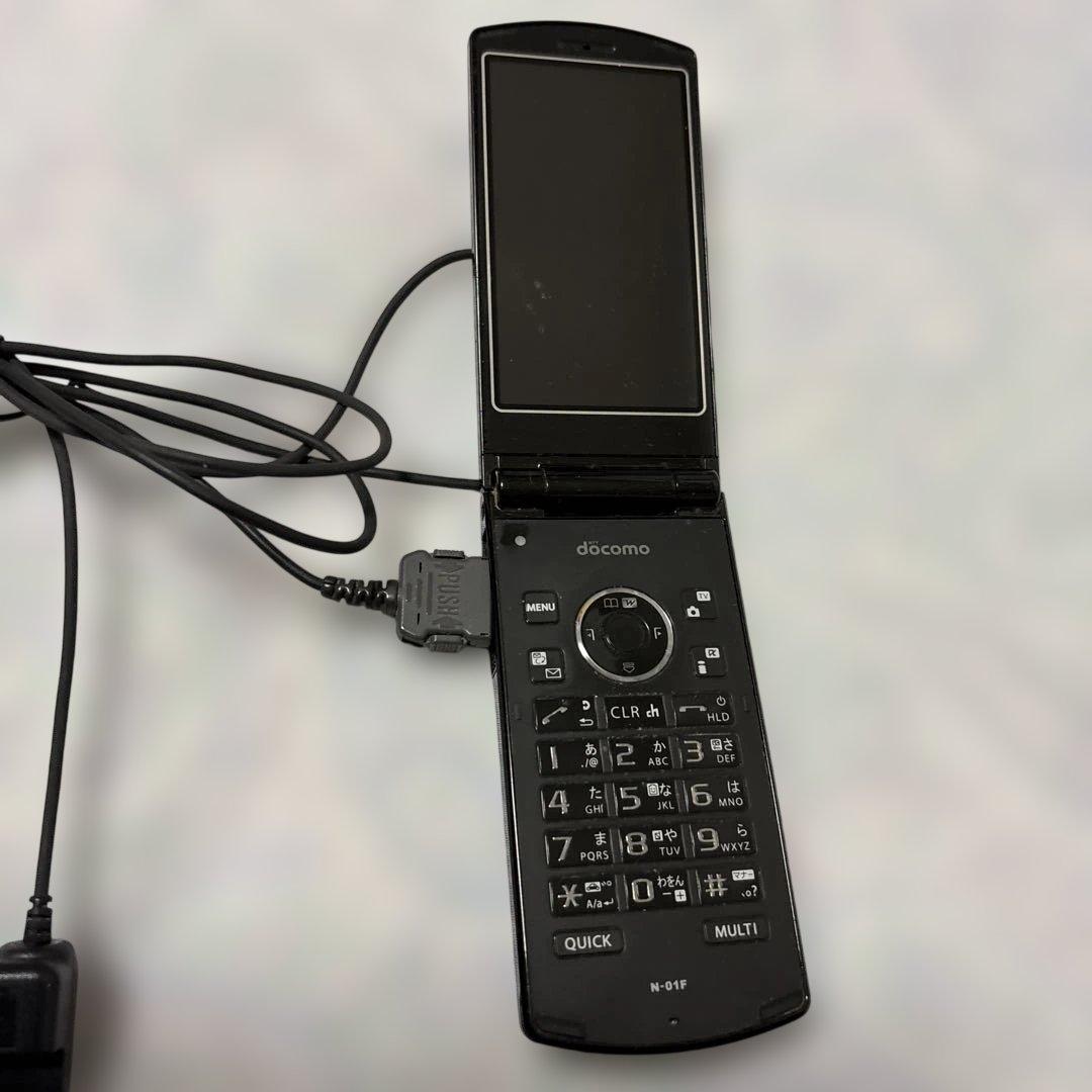 docomo N-01F ブラック ガラケー 折りたたみ式 動作確認済　充電器付