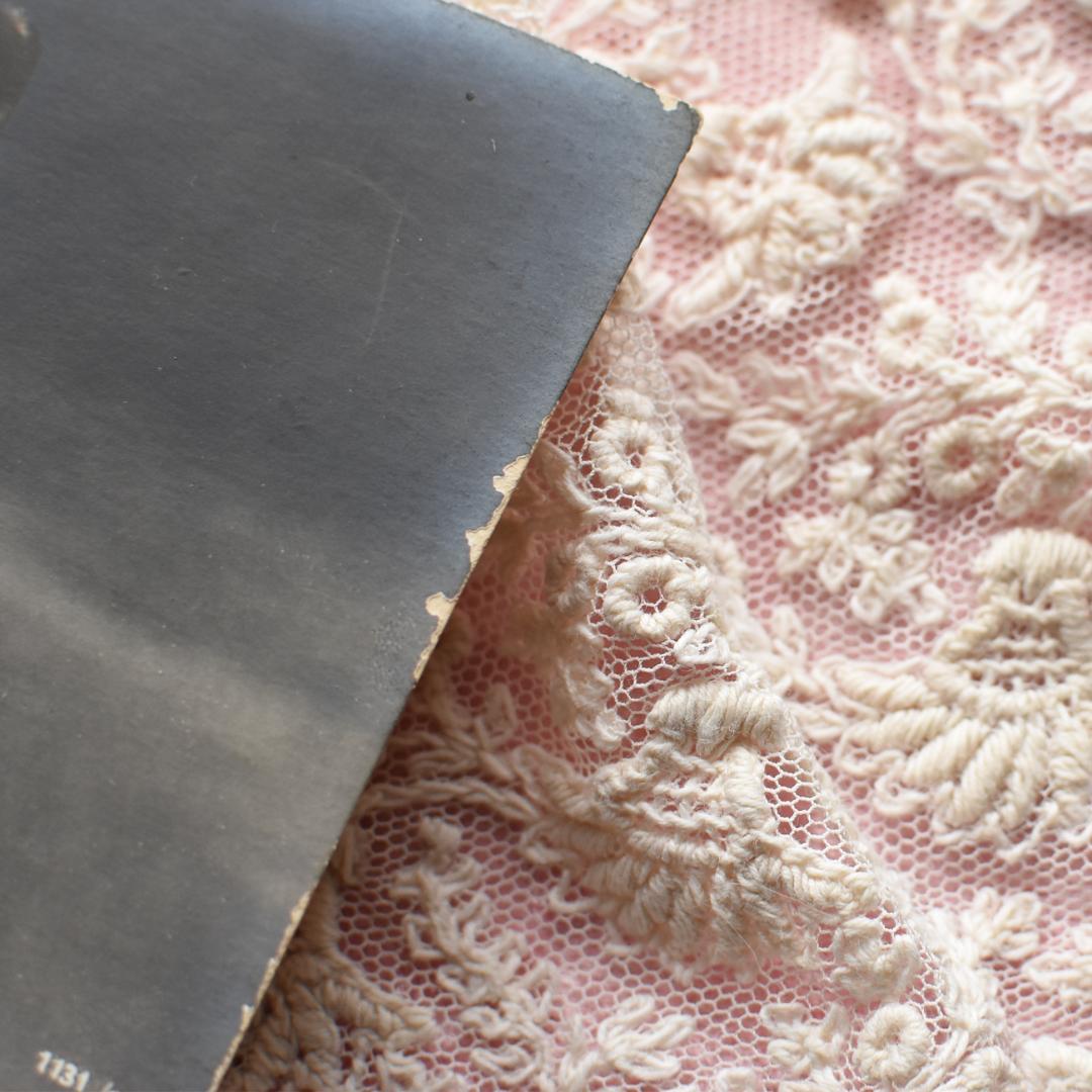 *アンティークポストカード　妖艶な瞳の少女*