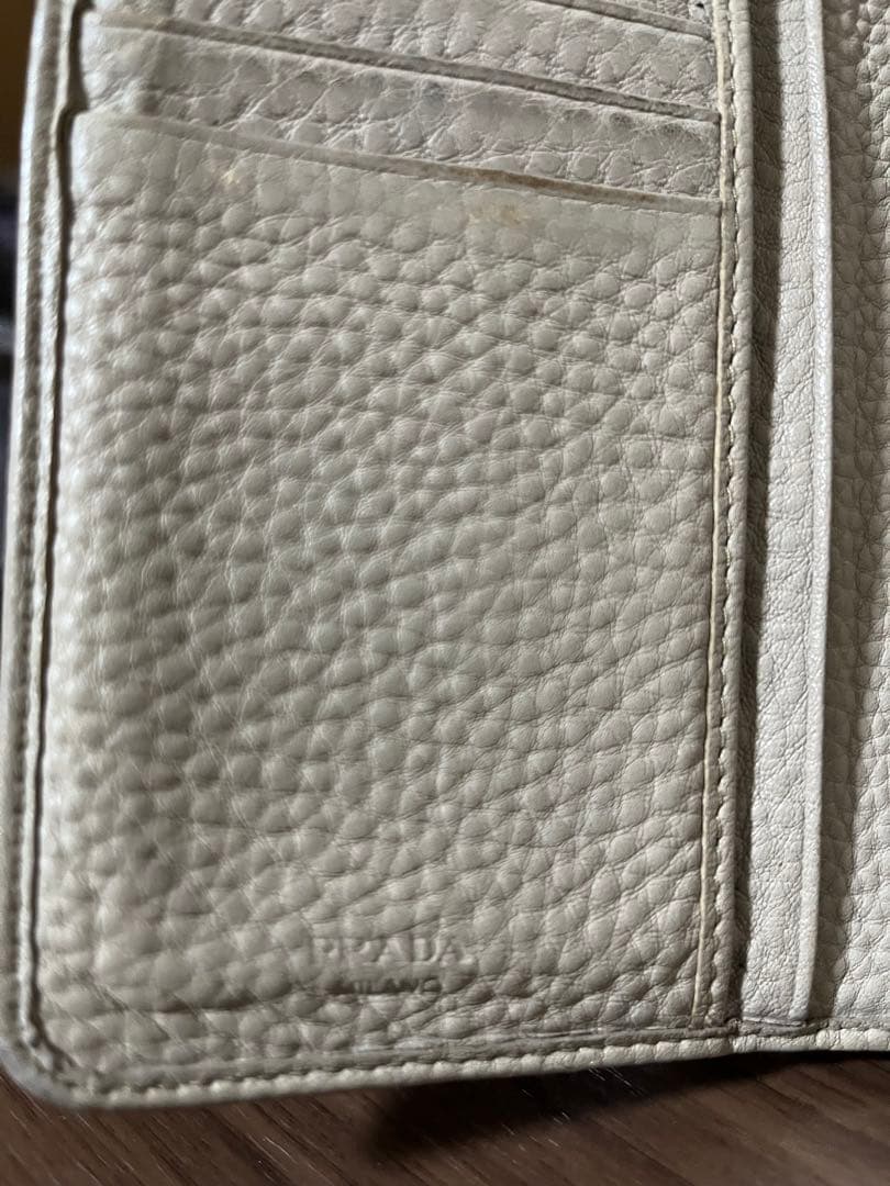 プラダ　二つ折り財布