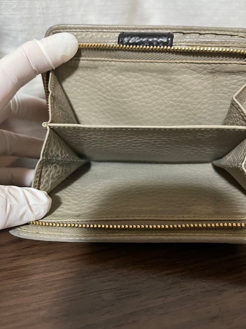 プラダ　二つ折り財布