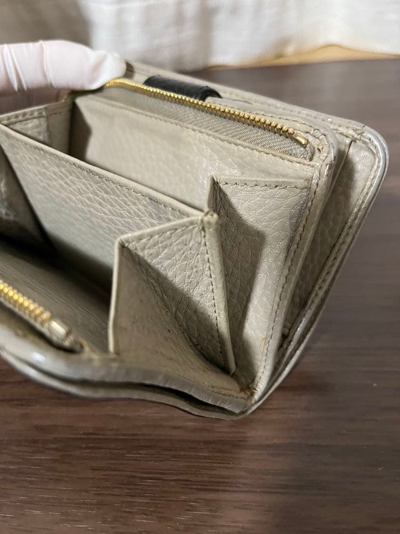 プラダ　二つ折り財布