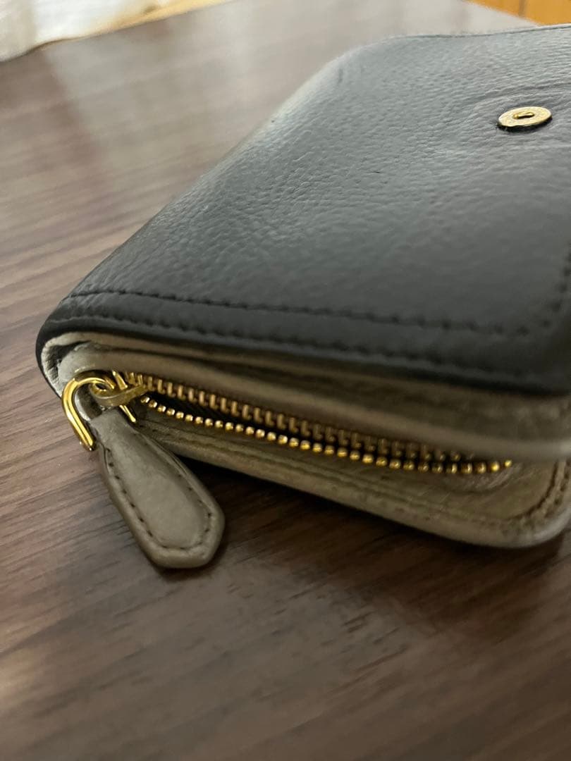 プラダ　二つ折り財布