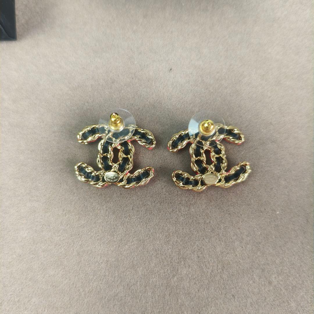 CCロゴ ゴールド ブラックラムスキン ピアス