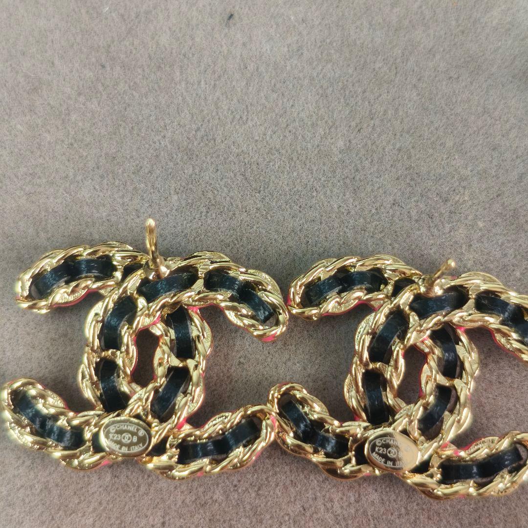 CCロゴ ゴールド ブラックラムスキン ピアス