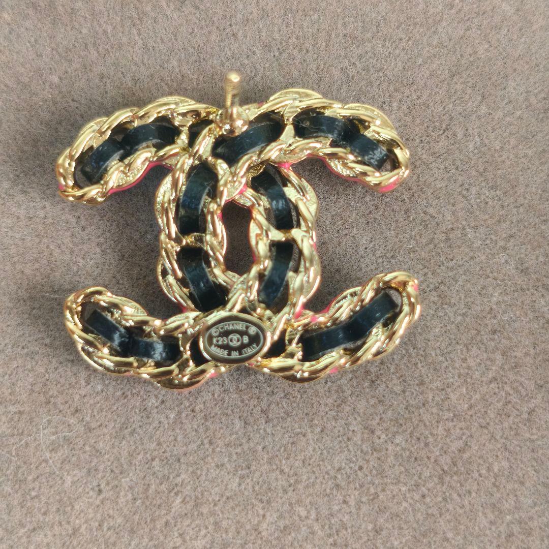 CCロゴ ゴールド ブラックラムスキン ピアス