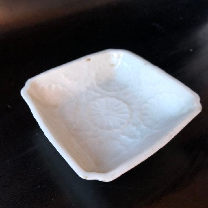 古美術品◼️蔵から超美しい真っ白な珍しいお皿が出て来ました！白磁の角皿、謎の骨董