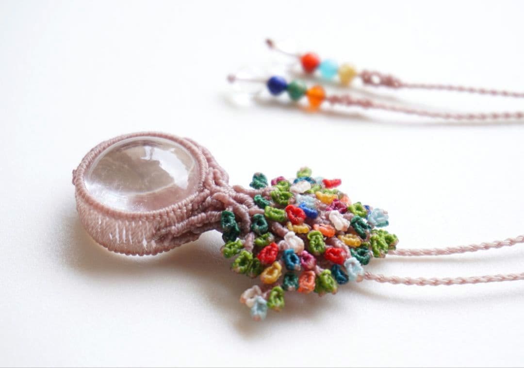 《何色にもなれるよ！》インドヒマラヤ産クリスタル　マクラメ　ネックレス