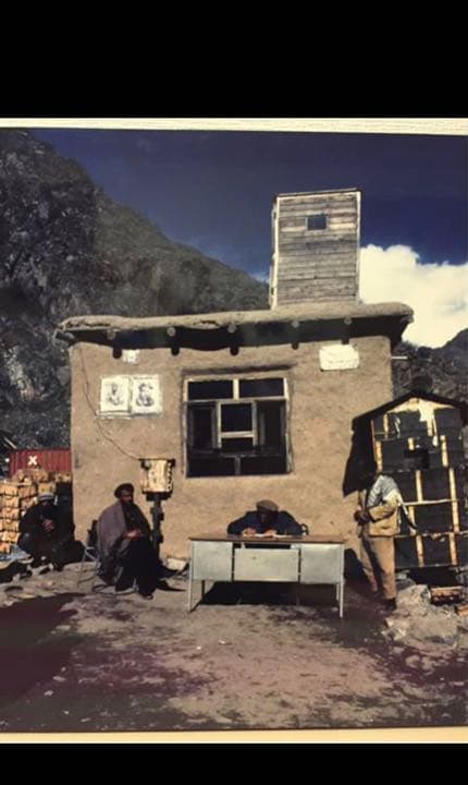 アフマド・シャー・マスード 弾薬庫前で書類を見るマスード 特大パネル 長倉洋海