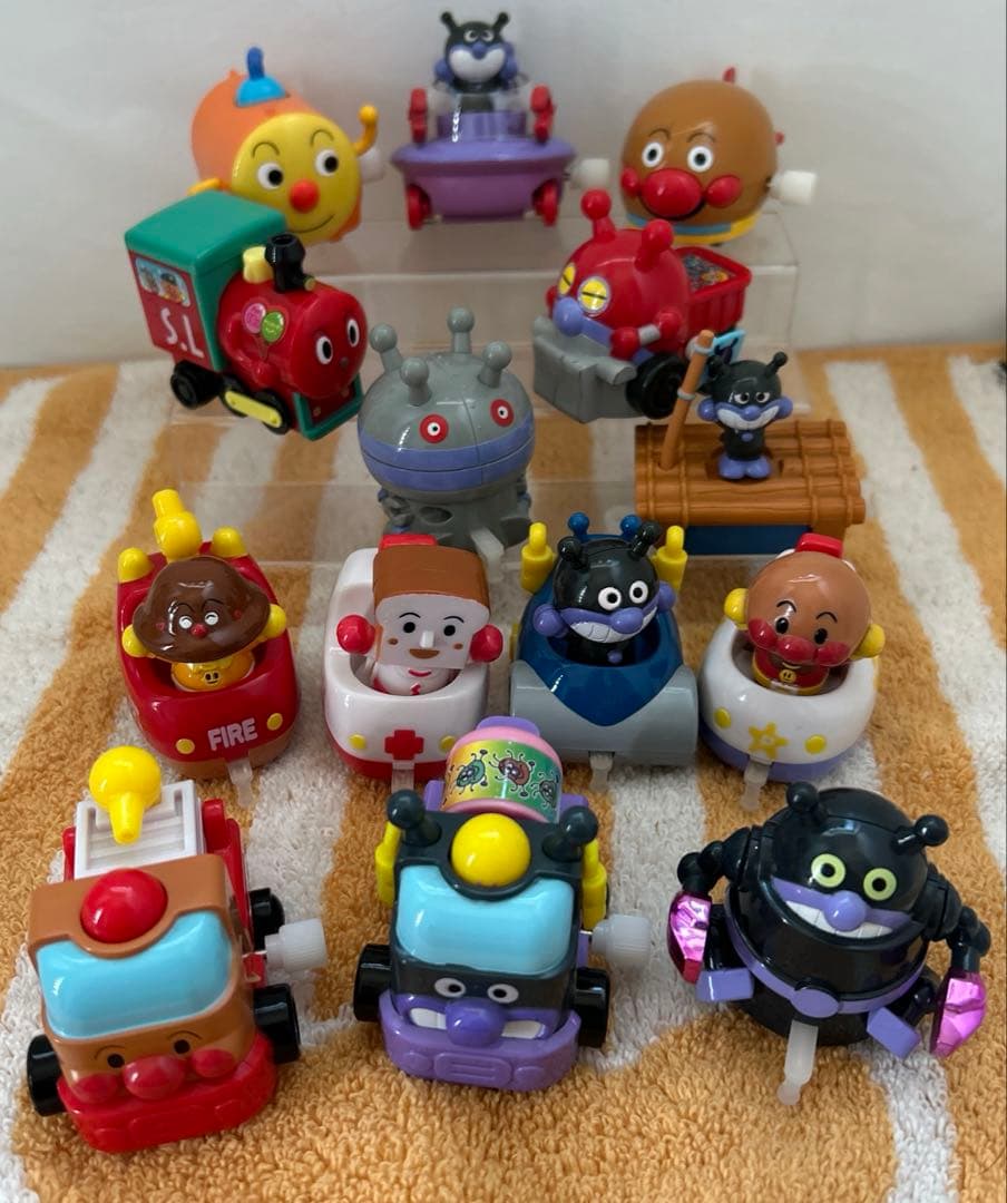 アンパンマン　トレイン　アカキンマン　だだんだん　バイキンマン　ガチャガチャ