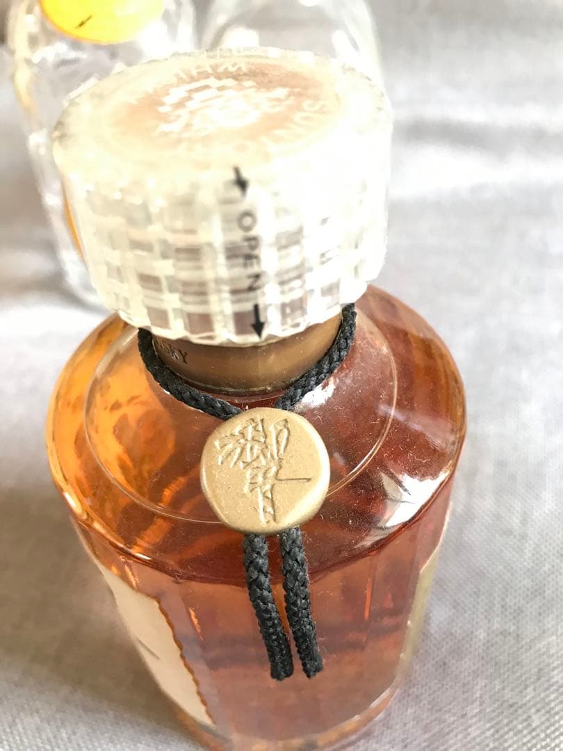 ベビー響　裏金ラベル　ノンエイジ？　と膳、角瓶の空きビン　およびウイスキーブック