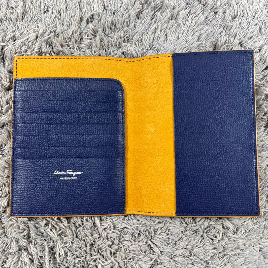 【美品】 Salvatore Ferragamo 天然本皮 パスポートケース