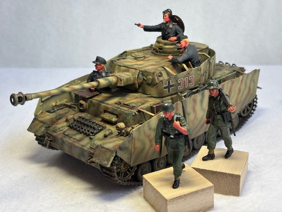 １／３５ドイツ軍４号戦車H型プラモデル完成品