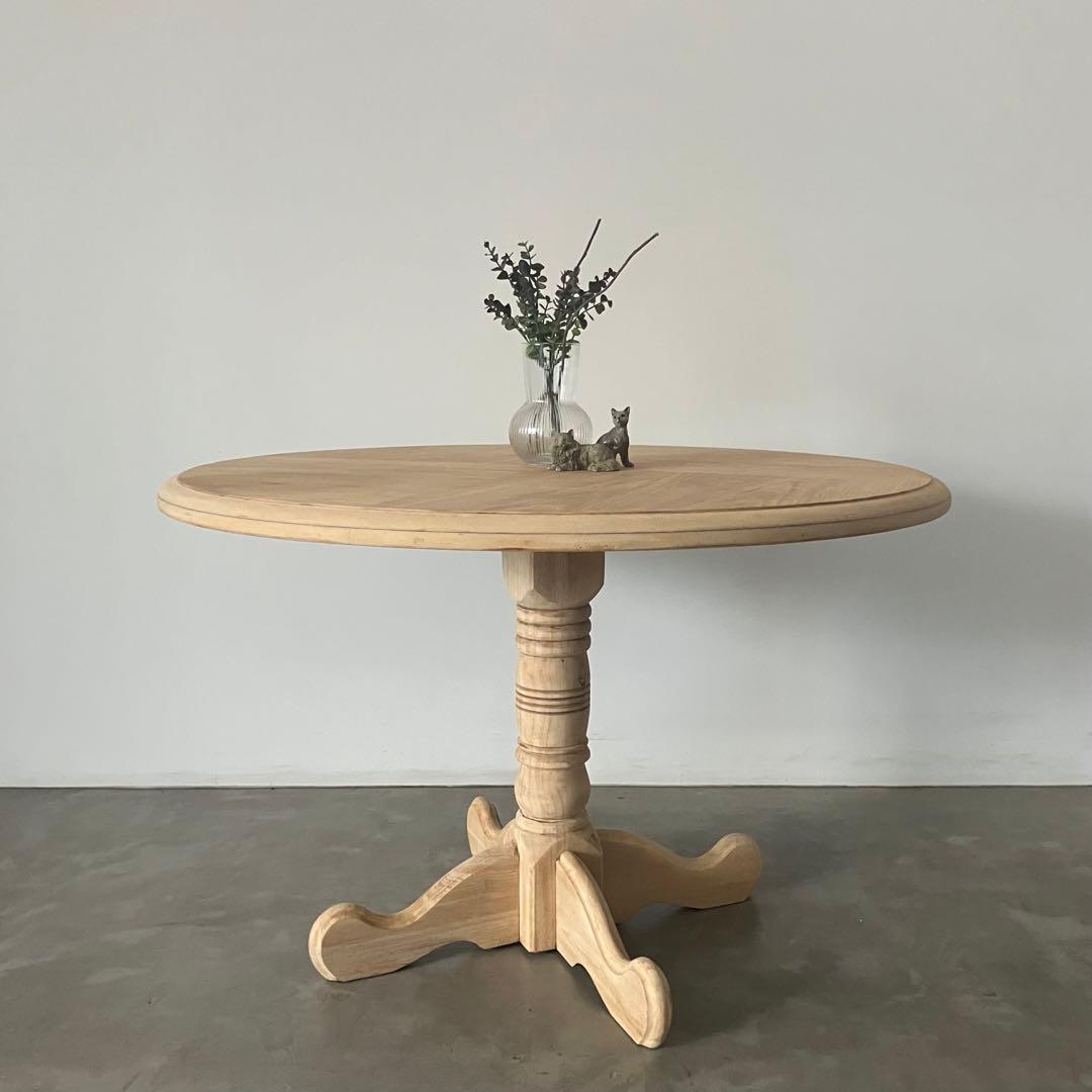ナチュラルなラウンドテーブル