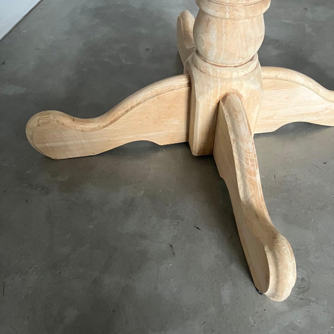 ナチュラルなラウンドテーブル