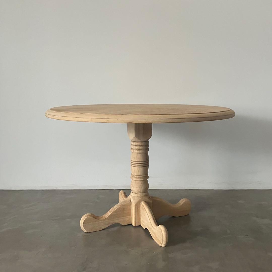 ナチュラルなラウンドテーブル
