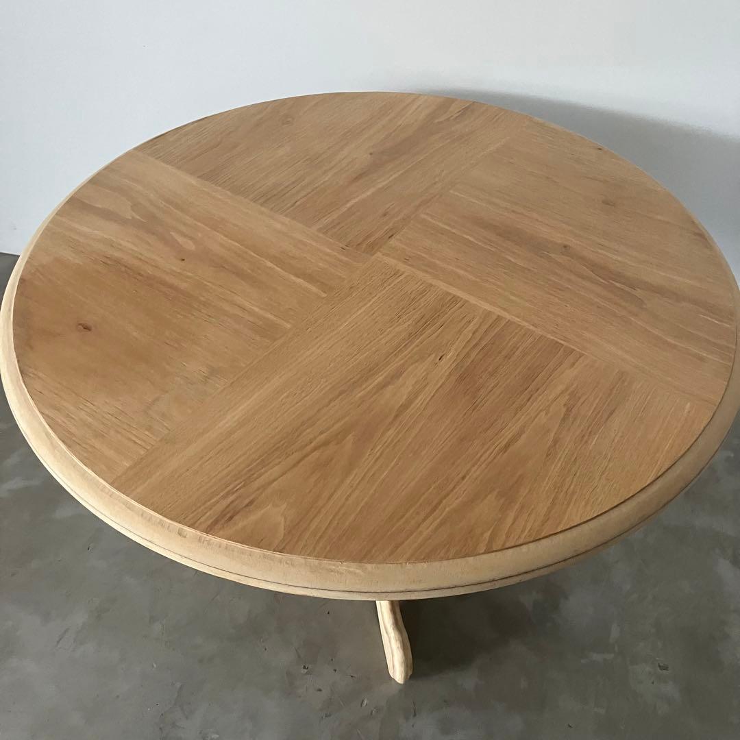 ナチュラルなラウンドテーブル