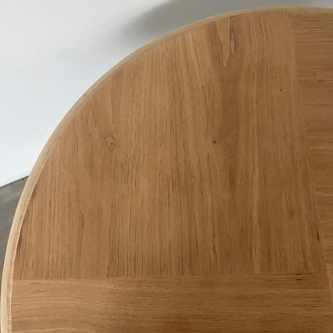 ナチュラルなラウンドテーブル