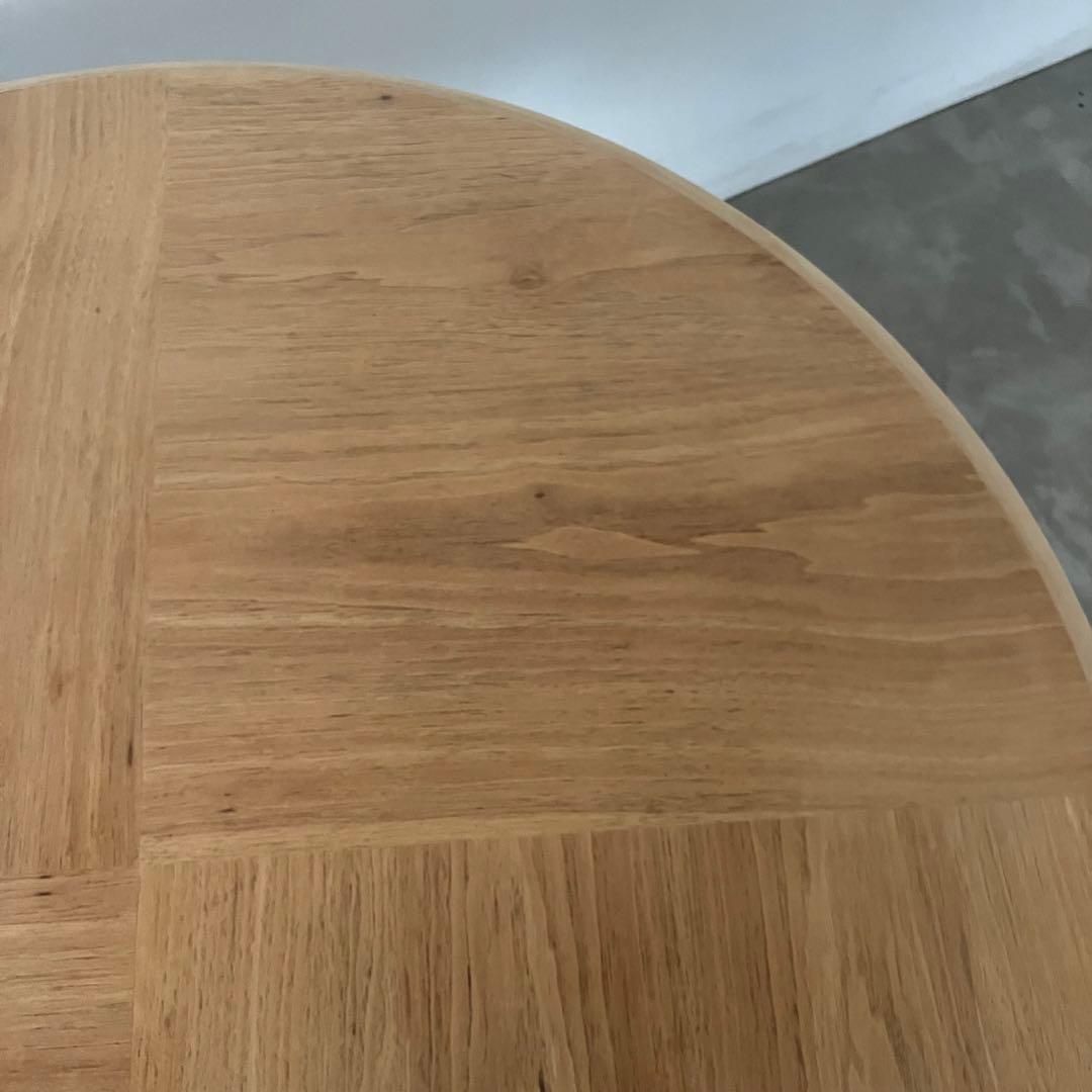 ナチュラルなラウンドテーブル