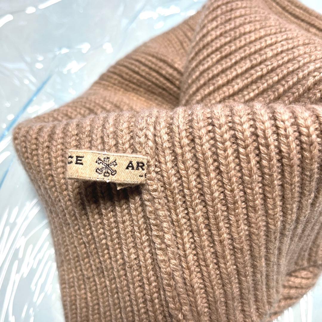 アーツ＆サイエンス、ベージュニット帽、カシミヤ感のある素材感。ユニセックス。