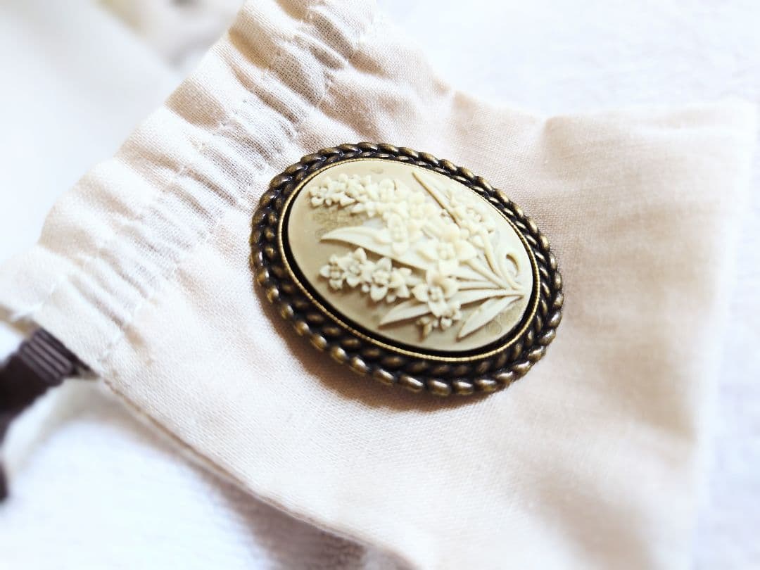 フォクシー FOXEY  カメオ ブローチ フラワー  アンティーク風 花