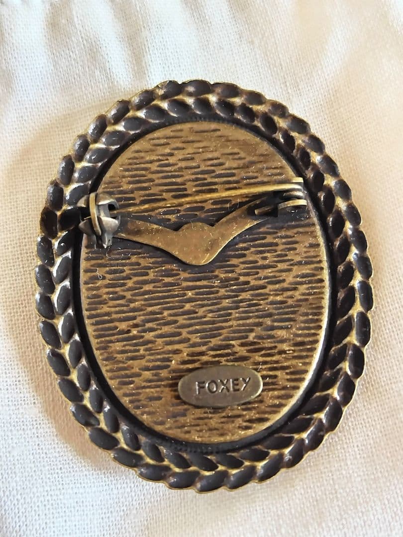 フォクシー FOXEY  カメオ ブローチ フラワー  アンティーク風 花