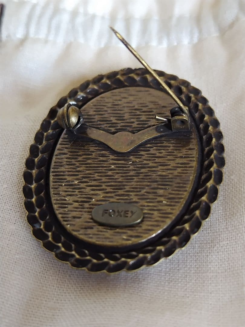 フォクシー FOXEY  カメオ ブローチ フラワー  アンティーク風 花