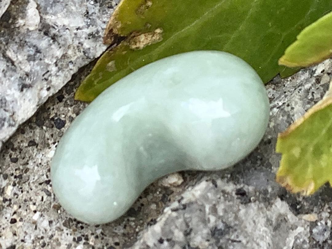 ✳神様からの授かり*糸魚川翡翠勾玉　極上高品質端材使用　縁起良い御守り　鑑別書付